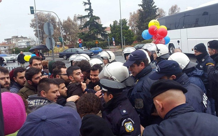 Ένταση πριν την άφιξη Τσίπρα στο στρατόπεδο Παύλου Μελά